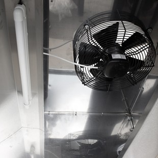 Зонт вытяжной пристенный с жироулавливающим лабиринтным фильтром, электровентилятором и подсветкой ЗВэ-П10/09 1000х900х350мм
